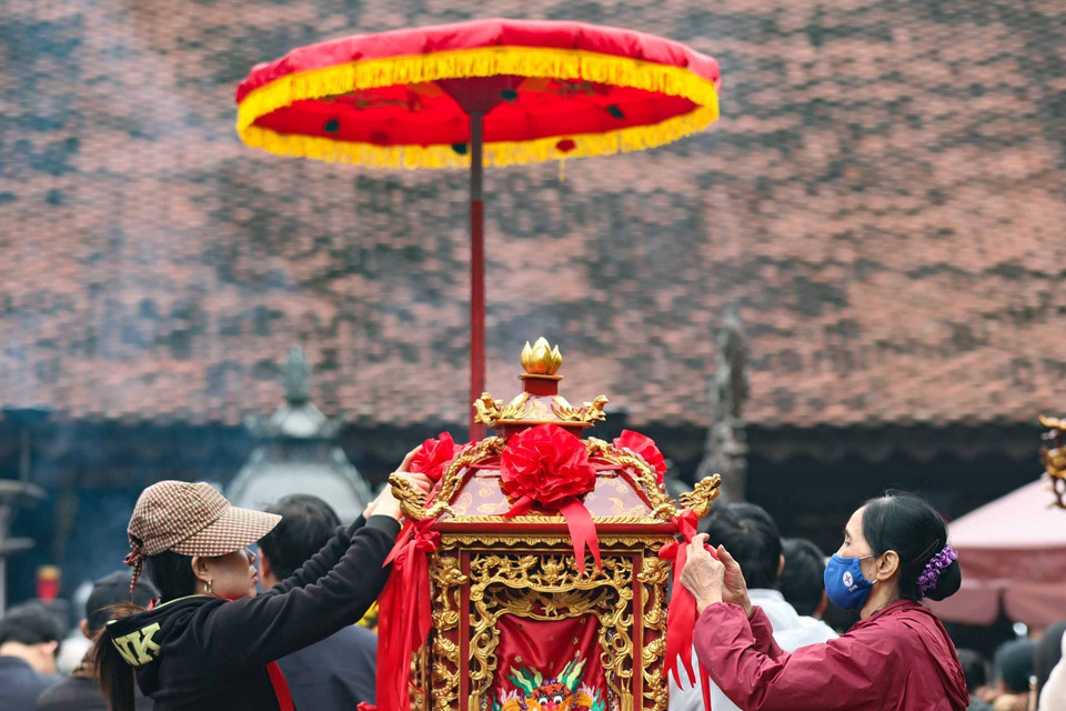 Chuẩn bị kiệu cho nghi lễ rước Kiệu ấn, sẽ diễn ra từ 22h40 đến 23h10. (Ảnh: Thanh Tùng/TTXVN)