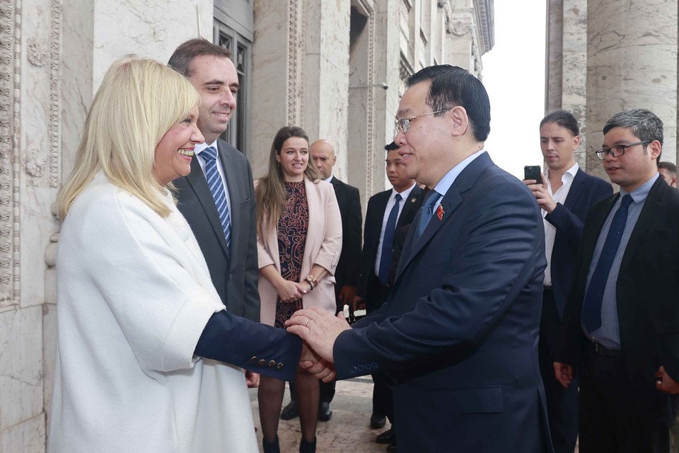 Chủ tịch Thượng viện Uruguay Beatriz Argimon và Chủ tịch Hạ viện Uruguay Sebastian Andujar đón Chủ tịch Quốc hội Vương Đình Huệ. (Ảnh: Doãn Tấn/TTXVN)