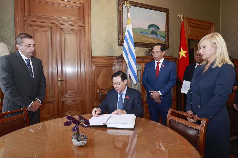 Chủ tịch Quốc hội Vương Đình Huệ ký sổ lưu niệm. (Ảnh: Doãn Tấn/TTXVN)