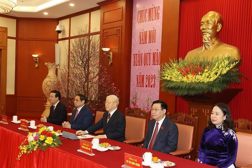 Tổng Bí thư Nguyễn Phú Trọng cùng các lãnh đạo Đảng, Nhà nước dự chúc Tết. (Ảnh: Trí Dũng/TTXVN)