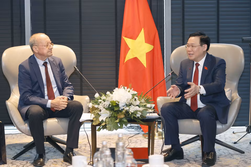 Chủ tịch Quốc hội Vương Đình Huệ tiếp Chủ tịch Phòng Thương mại và Công nghiệp Bulgaria Tsvetan Simeonov. (Ảnh: Doãn Tấn/TTXVN)