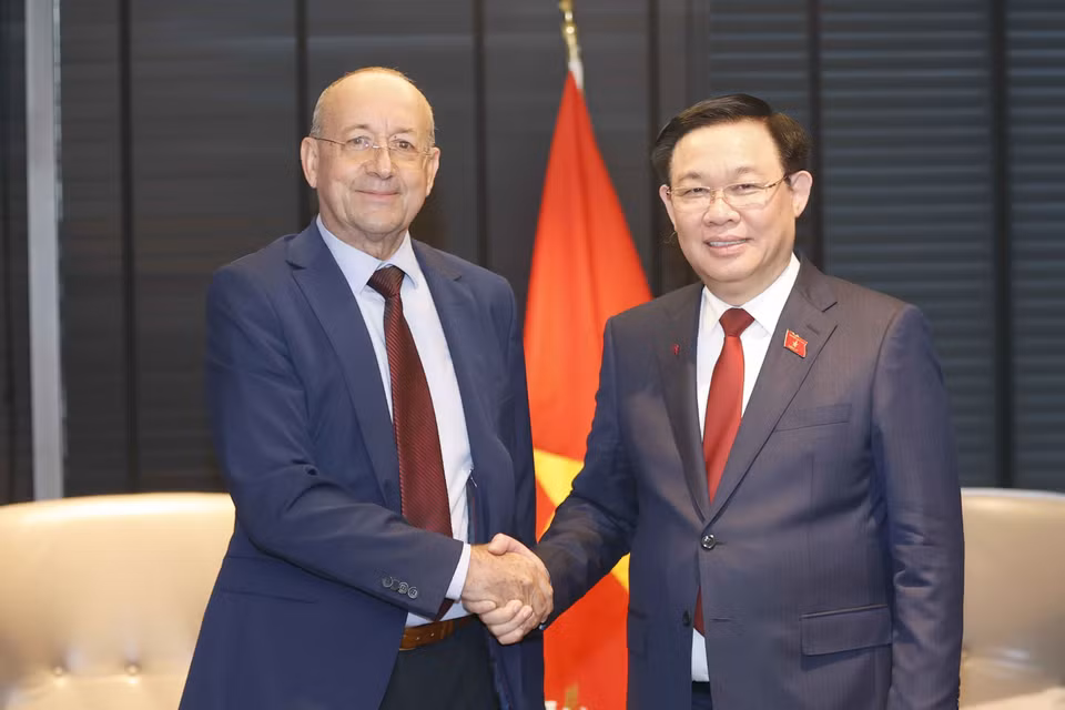 Chủ tịch Quốc hội Vương Đình Huệ tiếp Chủ tịch Phòng Thương mại và Công nghiệp Bulgaria Tsvetan Simeonov. (Ảnh: Doãn Tấn/TTXVN)