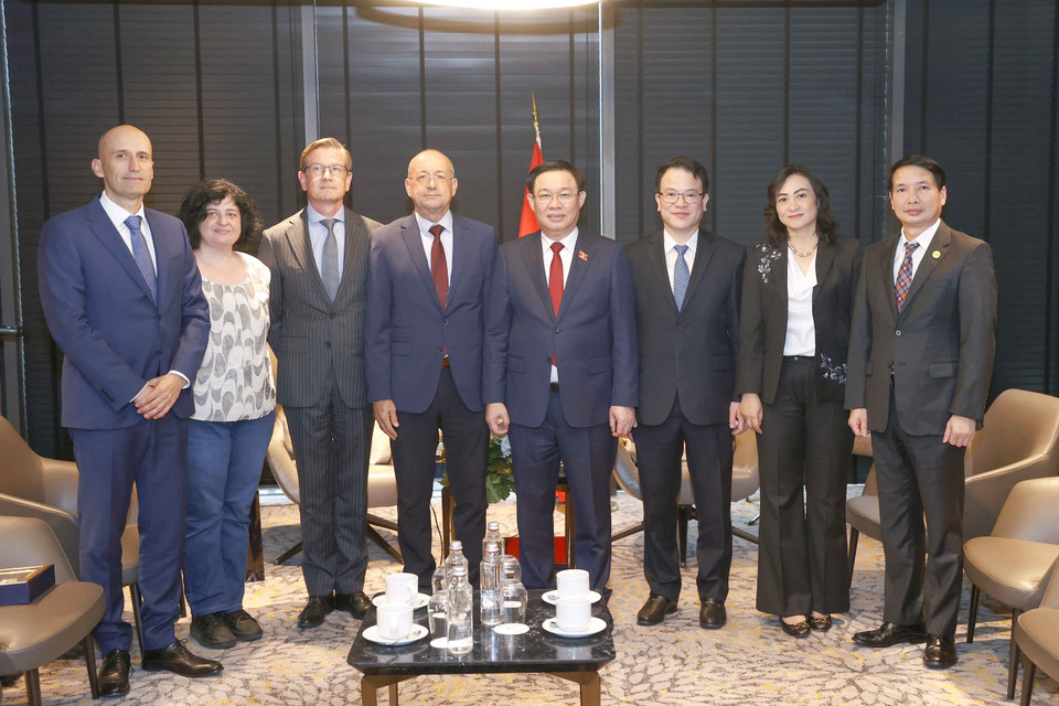 Chủ tịch Quốc hội Vương Đình Huệ với lãnh đạo một số tập đoàn, doanh nghiệp lớn của Bulgaria. (Ảnh: Doãn Tấn/TTXVN)