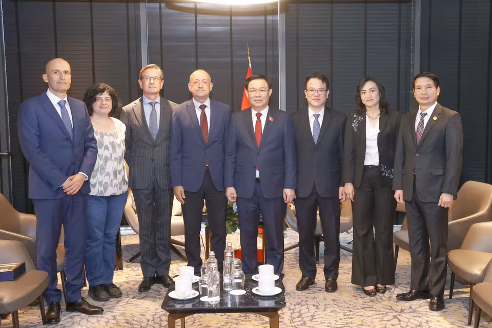 Chủ tịch Quốc hội Vương Đình Huệ với lãnh đạo một số tập đoàn, doanh nghiệp lớn của Bulgaria. (Ảnh: Doãn Tấn/TTXVN)