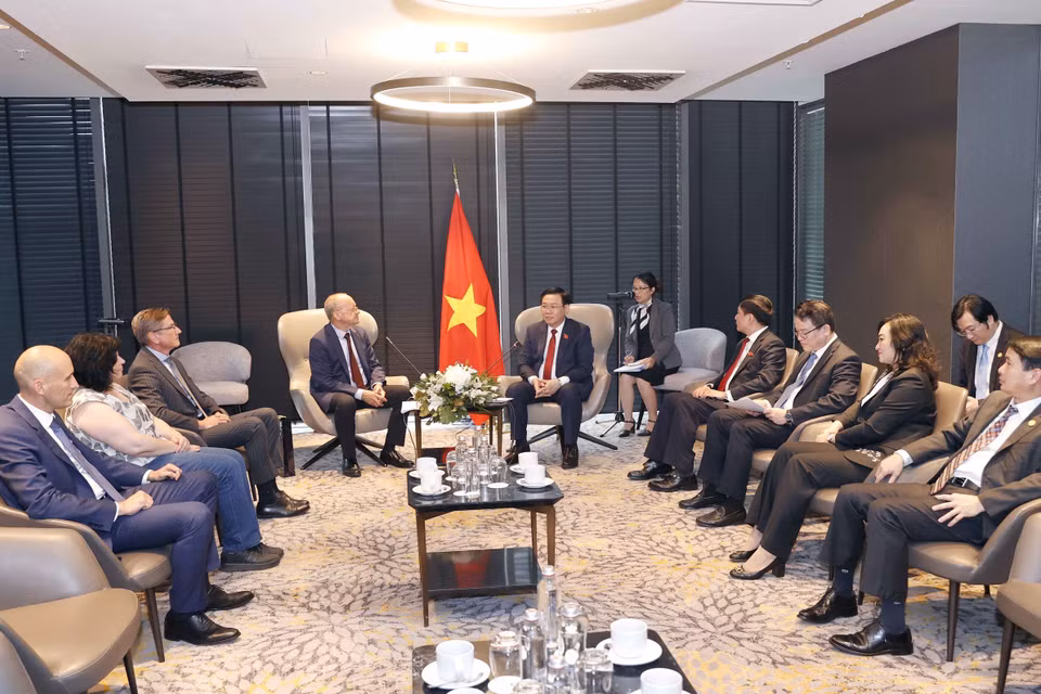 Chủ tịch Quốc hội Vương Đình Huệ tiếp lãnh đạo một số tập đoàn, doanh nghiệp lớn của Bulgaria. (Ảnh: Doãn Tấn/TTXVN)