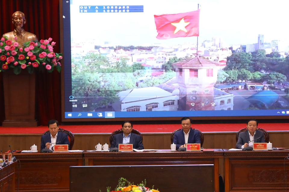 Thủ tướng Phạm Minh Chính với các đại biểu chủ trì hội nghị.(Ảnh: Văn Điệp/TTXVN)