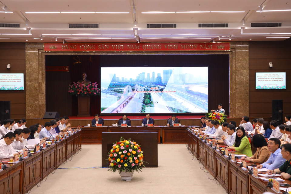 Quang cảnh buổi làm việc của Thường trực Chính phủ với Ban Thường vụ Thành ủy thành phố Hà Nội. (Ảnh: Văn Điệp/TTXVN)