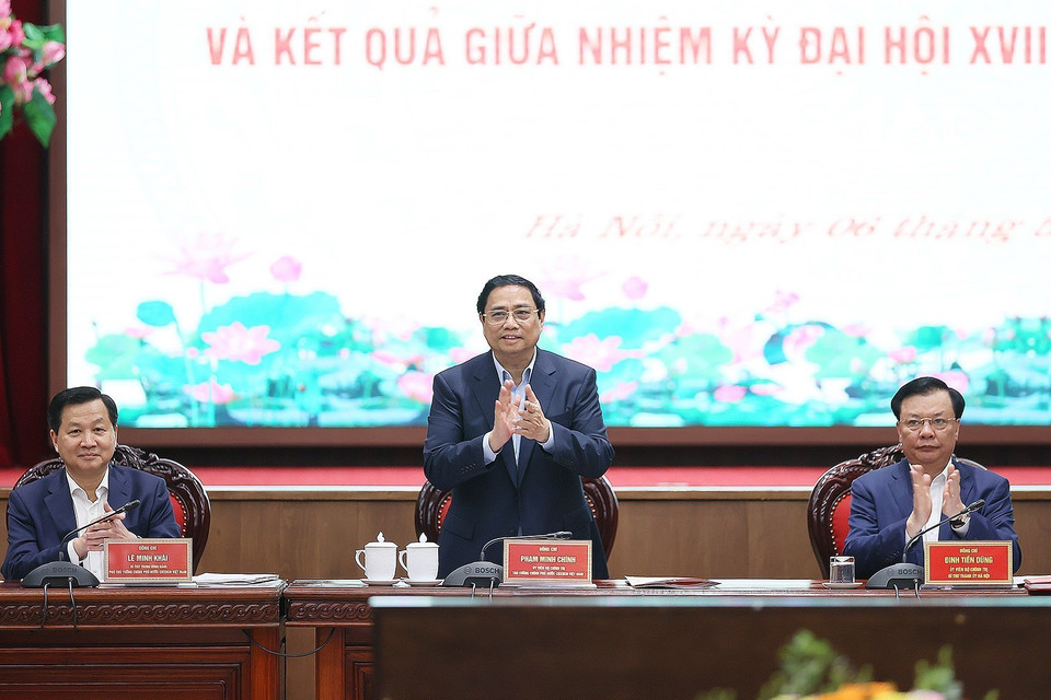 Thủ tướng Phạm Minh Chính chủ trì làm việc giữa Thường trực Chính phủ với Ban Thường vụ Thành ủy thành phố Hà Nội về tình hình phát triển kinh tế-xã hội. (Ảnh: Dương Giang/TTXVN)