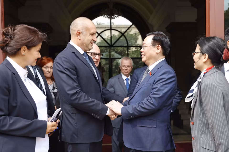 Chủ tịch Quốc hội Vương Đình Huệ trao đổi với Tổng thống Bulgaria Rumen Radev. (Ảnh: Doãn Tấn/TTXVN)