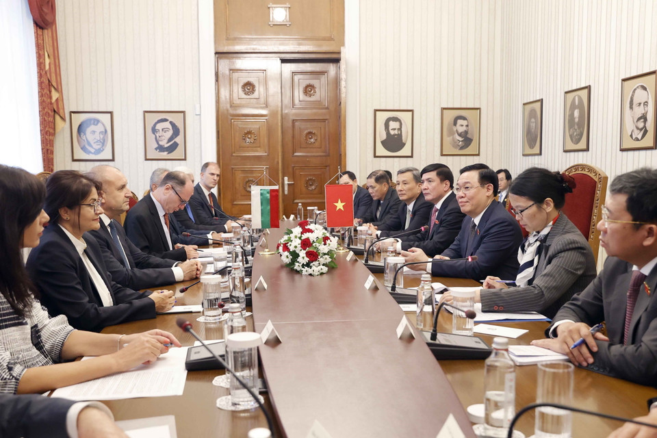 Chủ tịch Quốc hội Vương Đình Huệ hội kiến Tổng thống Bulgaria Rumen Radev. (Ảnh: Doãn Tấn/TTXVN)