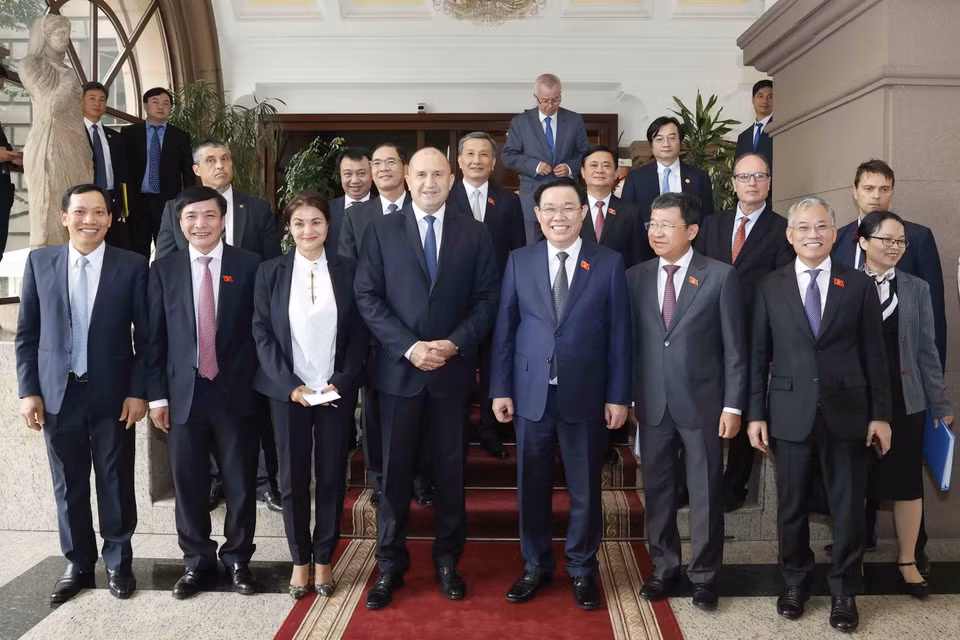 Chủ tịch Quốc hội Vương Đình Huệ và Tổng thống Bulgaria Rumen Radev chụp ảnh lưu niệm với đại biểu. (Ảnh: Doãn Tấn/TTXVN)
