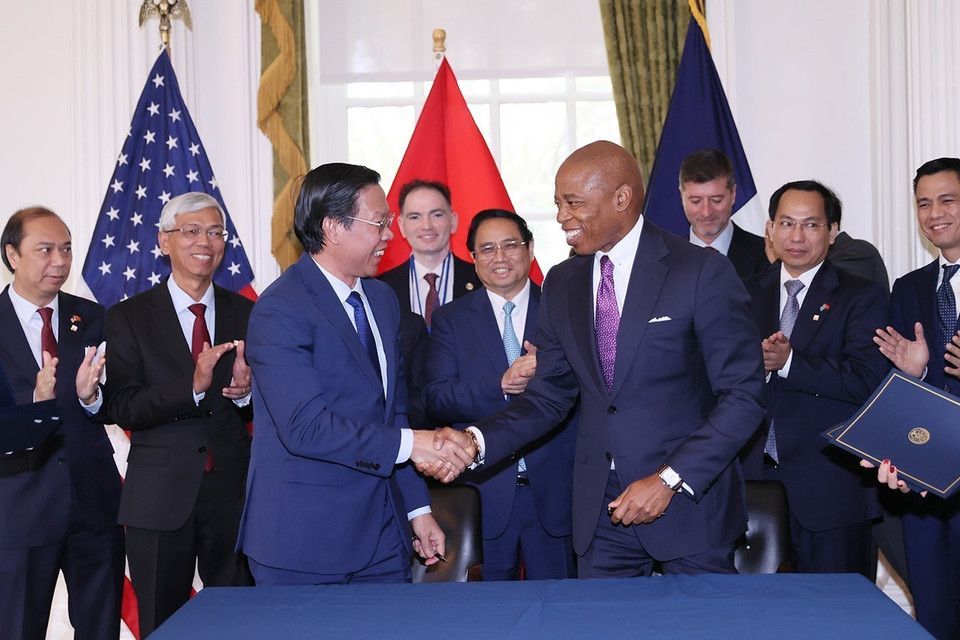 Thủ tướng Phạm Minh Chính gặp Thị trưởng New York Eric Adams và chứng kiến Lễ ký Biên bản Ghi nhớ MOU thiết lập quan hệ kết nghĩa giữa thành phố New York-Thành phố Hồ Chí Minh. (Ảnh: Dương Giang/TTXVN)