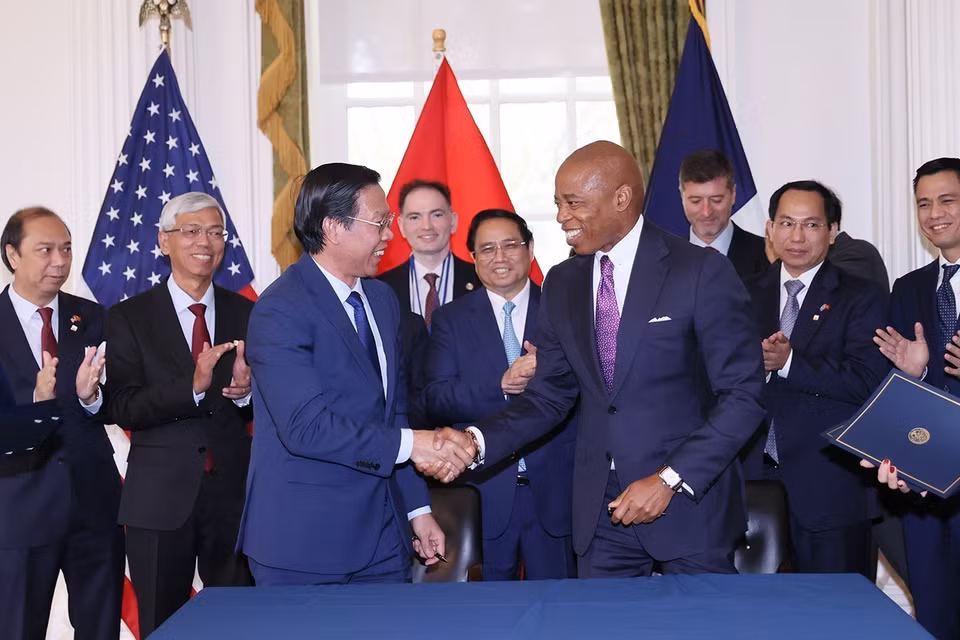 Thủ tướng Phạm Minh Chính gặp Thị trưởng New York Eric Adams và chứng kiến Lễ ký Biên bản Ghi nhớ MOU thiết lập quan hệ kết nghĩa giữa thành phố New York-Thành phố Hồ Chí Minh. (Ảnh: Dương Giang/TTXVN)