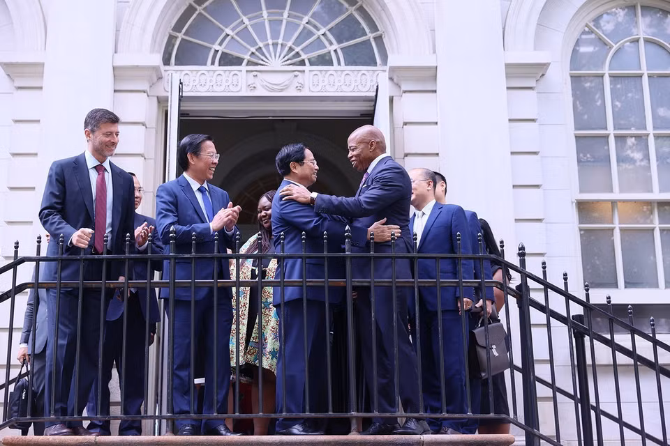 Thủ tướng Phạm Minh Chính và Thị trưởng New York Eric Adams. (Ảnh: Dương Giang/TTXVN)