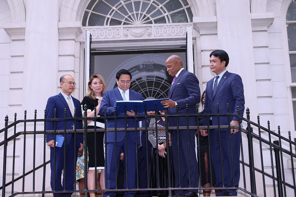 Thủ tướng Phạm Minh Chính ký lưu bút. (Ảnh: Dương Giang/TTXVN)