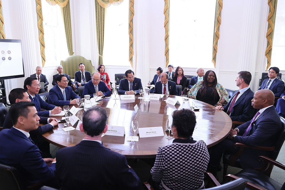 Thủ tướng Phạm Minh Chính gặp Thị trưởng New York Eric Adams. (Ảnh: Dương Giang/TTXVN)