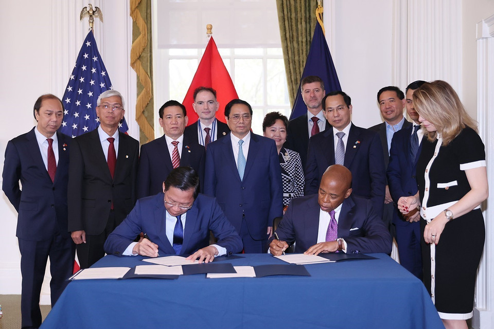 Thủ tướng Phạm Minh Chính gặp Thị trưởng New York Eric Adams và chứng kiến Lễ ký Biên bản Ghi nhớ MOU thiết lập quan hệ kết nghĩa giữa thành phố New York-Thành phố Hồ Chí Minh. (Ảnh: Dương Giang/TTXVN)