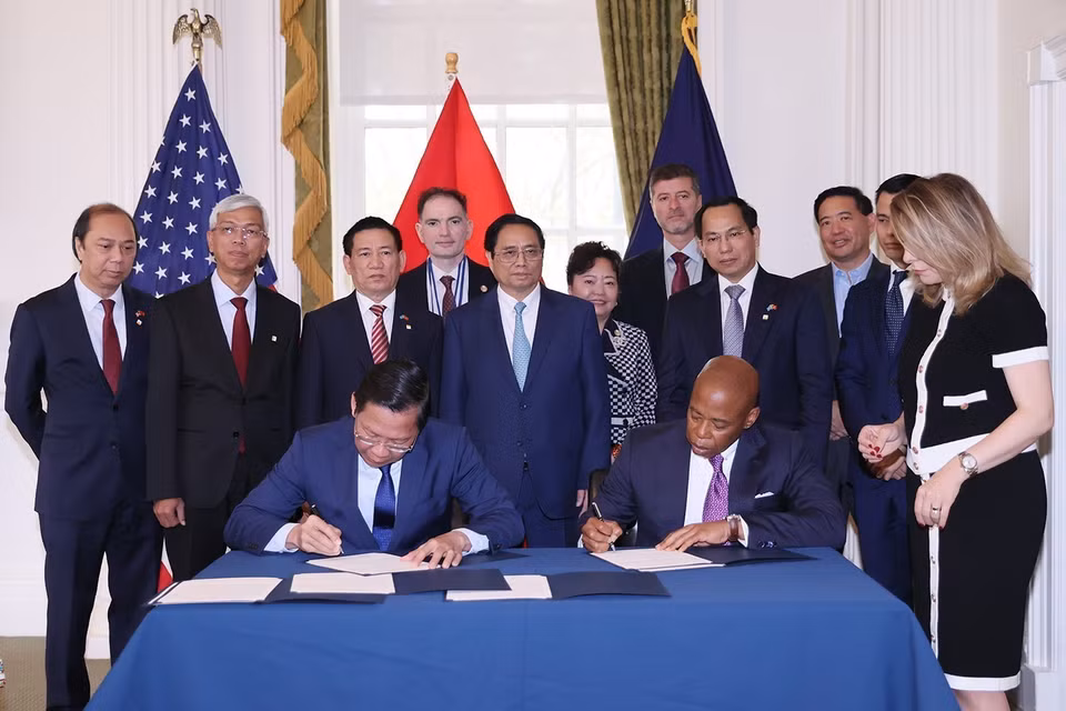 Thủ tướng Phạm Minh Chính gặp Thị trưởng New York Eric Adams và chứng kiến Lễ ký Biên bản Ghi nhớ MOU thiết lập quan hệ kết nghĩa giữa thành phố New York-Thành phố Hồ Chí Minh. (Ảnh: Dương Giang/TTXVN)