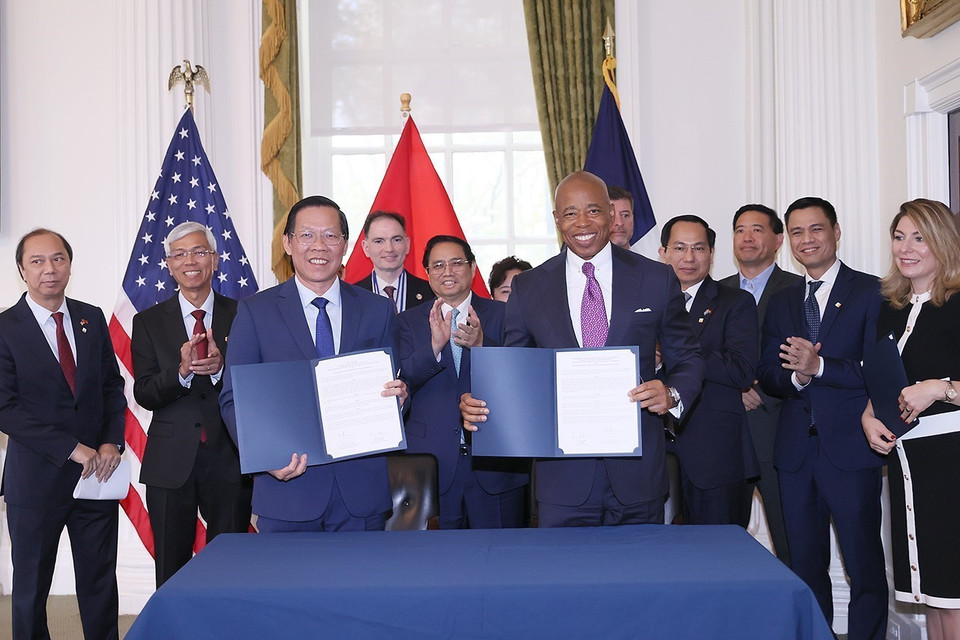 Thủ tướng Phạm Minh Chính gặp Thị trưởng New York Eric Adams và chứng kiến Lễ ký Biên bản Ghi nhớ MOU thiết lập quan hệ kết nghĩa giữa thành phố New York-Thành phố Hồ Chí Minh. (Ảnh: Dương Giang/TTXVN)