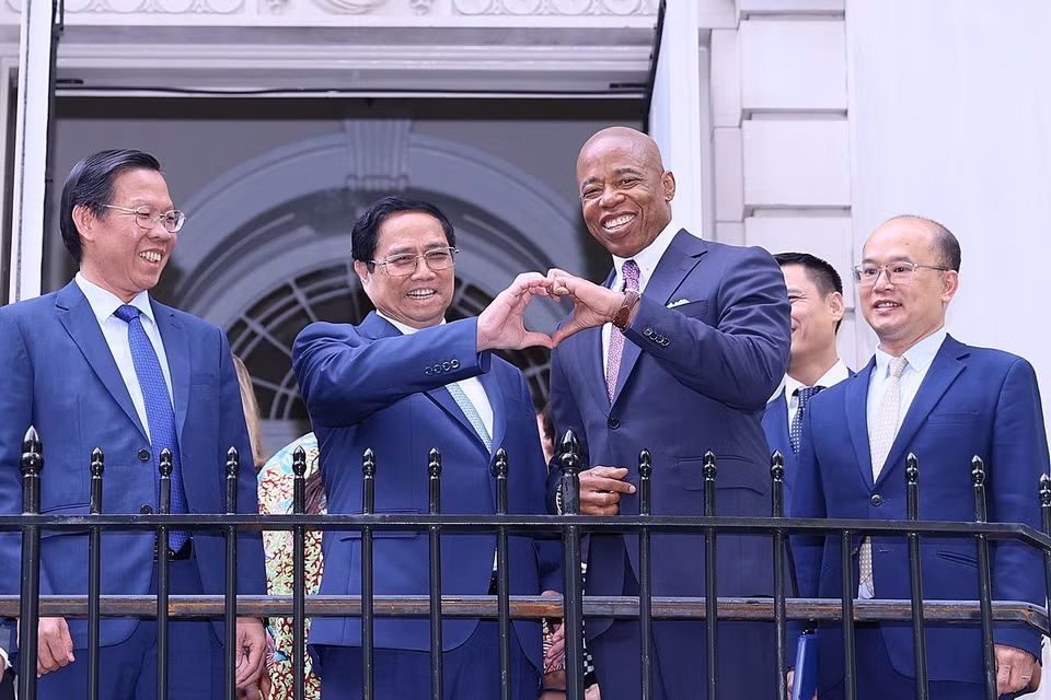 Thủ tướng Phạm Minh Chính và Thị trưởng New York Eric Adams. (Ảnh: Dương Giang/TTXVN)