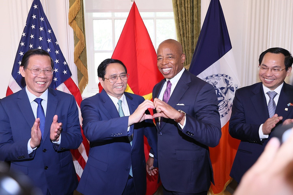Thủ tướng Phạm Minh Chính và Thị trưởng New York Eric Adams. (Ảnh: Dương Giang/TTXVN)