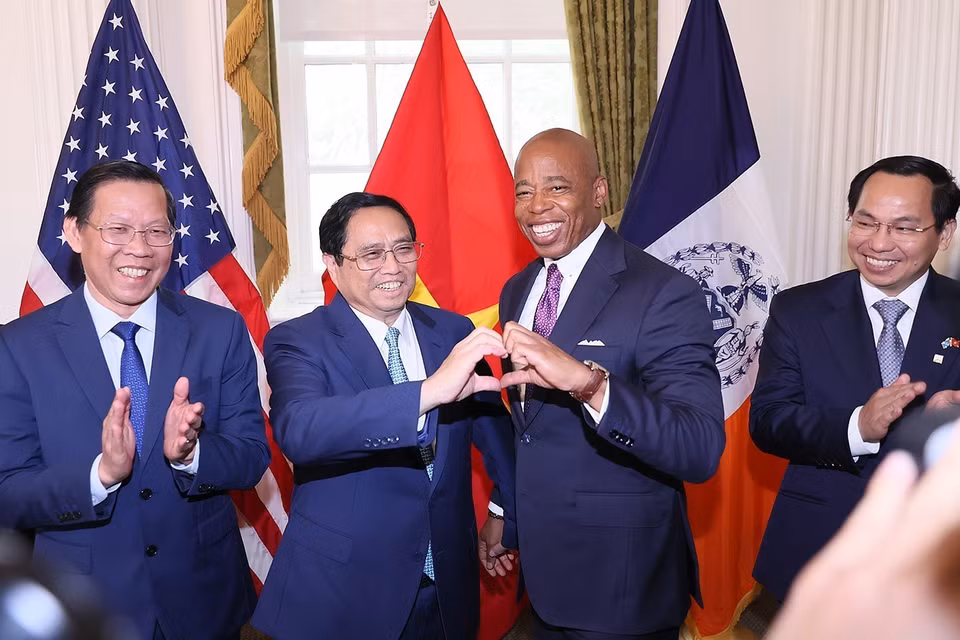 Thủ tướng Phạm Minh Chính và Thị trưởng New York Eric Adams. (Ảnh: Dương Giang/TTXVN)