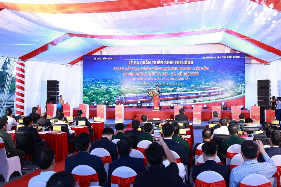 Thủ tướng Phạm Minh Chính phát biểu tại Lễ ra quân triển khai dự án nâng cấp tuyến đường sắt Nha Trang-Sài Gòn. (Ảnh: Dương Giang/TTXVN)