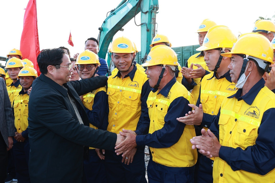 Thủ tướng Phạm Minh Chính với cán bộ, kỹ sư, công nhân viên tham gia dự án. (Ảnh: Dương Giang/TTXVN)