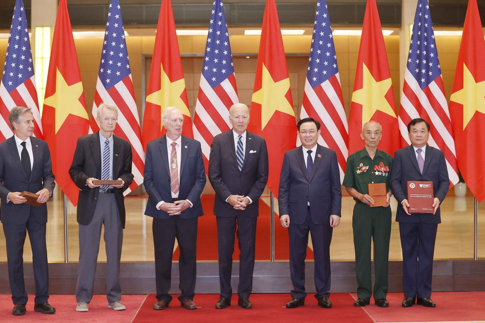 Chủ tịch Quốc hội Vương Đình Huệ và Tổng thống Hoa Kỳ Joe Biden chứng kiến lễ trao kỷ vật, nhật ký chiến tranh. (Ảnh: Doãn Tấn/TTXVN)
