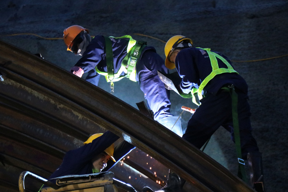 Vị trí hầm số 3 gói thầu XL3 Cao tốc Quảng Ngãi-Hoài Nhơn được các công nhân thi công xuyên đêm. (Ảnh: Phạm Cường/TTXVN)