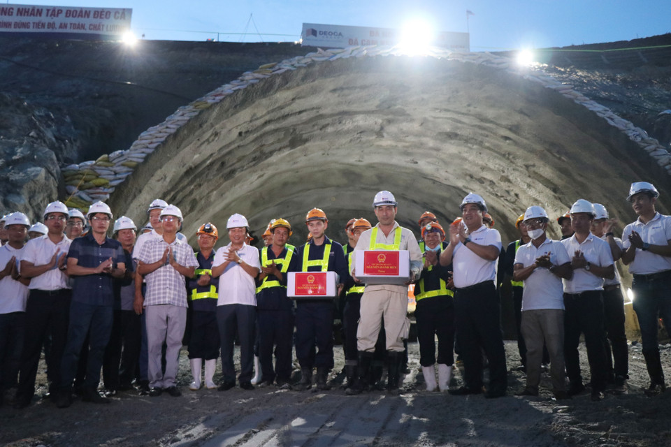 Thứ trưởng Bộ Giao thông Vận tải Nguyễn Danh Huy đến thăm hỏi, động viên và tặng quà cho công nhân đêm dự án cao tốc Quảng Ngãi-Hoài Nhơn. (Ảnh: Phạm Cường/TTXVN)