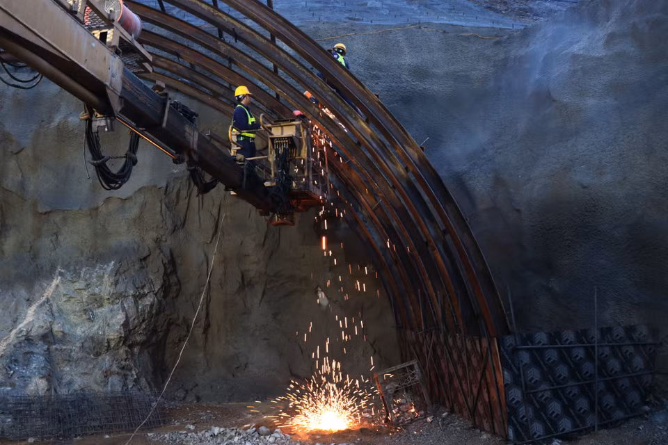 Công nhân thi công trần cửa ống hầm bên trái hầm số 3 gói thầu XL3. (Ảnh: Phạm Cường/TTXVN)