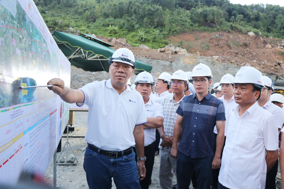Thứ trưởng Bộ Giao thông Vận tải Nguyễn Danh Huy (ngoài cùng bên phải) kiểm tra hiện trường thi công hầm cao tốc Quảng Ngãi-Hoài Nhơn. (Ảnh: Phạm Cường/TTXVN)