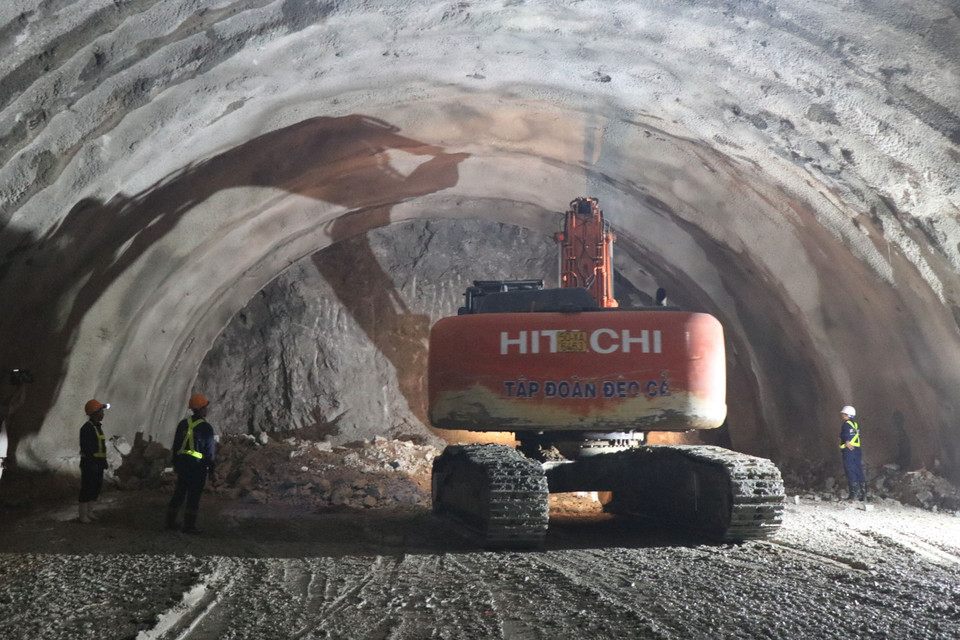 Thi công sâu bên trong hầm số 3 tuyến cao tốc Quảng Ngãi-Hoài Nhơn. (Ảnh: Phạm Cường/TTXVN)