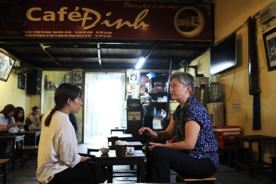 Bộ trưởng Ngoại giao Australia Penny Wong nghe đầu bếp Sam Trần giới thiệu về càphê trên Phố cổ Hà Nội. (Ảnh: Lâm Khánh/TTXVN)