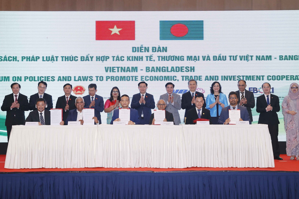 Chủ tịch Quốc hội Vương Đình Huệ và đại biểu chứng kiến Lễ ký thỏa thuận hợp tác trong một số lĩnh vực. (Ảnh: Doãn Tấn/TTXVN)