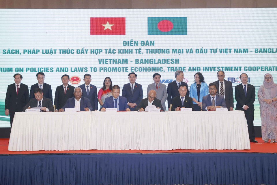 Chủ tịch Quốc hội Vương Đình Huệ và đại biểu chứng kiến Lễ ký thỏa thuận hợp tác trong một số lĩnh vực. (Ảnh: Doãn Tấn/TTXVN)