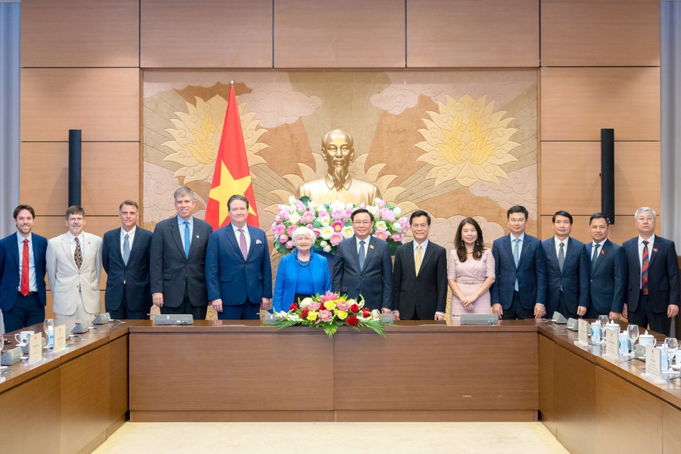 Chủ tịch Quốc hội Vương Đình Huệ chụp ảnh lưu niệm với đại biểu. (Ảnh: Doãn Tấn/TTXVN)