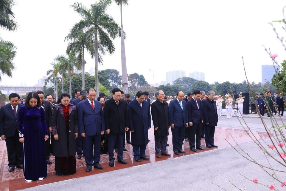 Đoàn đại biểu lãnh đạo, nguyên lãnh đạo Đảng, Nhà nước, Mặt trận Tổ quốc Việt Nam và thành phố Hà Nội tới đặt vòng hoa, dâng hương tưởng niệm các vị tiền bối cách mạng, các Anh hùng, liệt sỹ tại Nghĩa trang Mai Dịch, Hà Nội. (Ảnh: Văn Điệp/TTXVN)