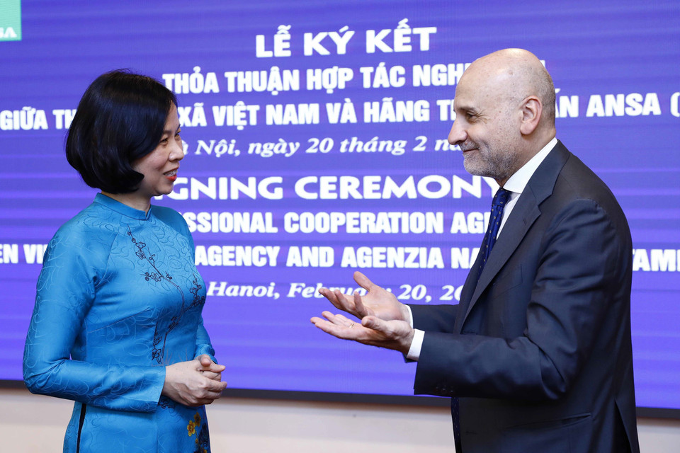 Tổng Giám đốc Thông tấn xã Việt Nam Vũ Việt Trang và Đại sứ Cộng hòa Italy tại Việt Nam Antonio Alessandro trao đổi sau lễ ký. (Ảnh: An Đăng/TTXVN)