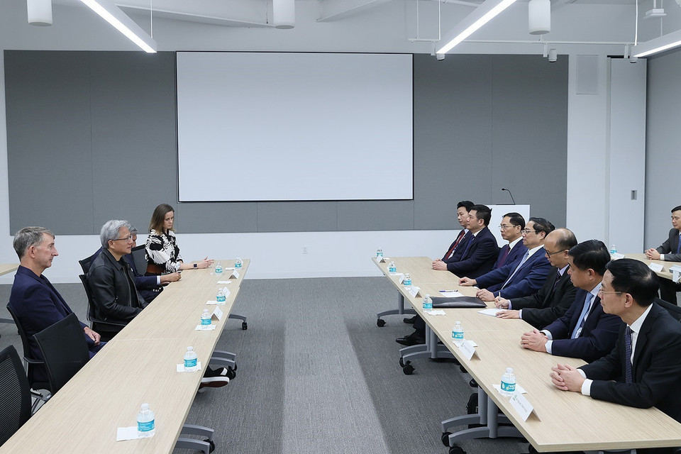 Thủ tướng Phạm Minh Chính làm việc với lãnh đạo Công ty Sản xuất Chip bán dẫn NVIDIA. (Ảnh: Dương Giang/TTXVN)