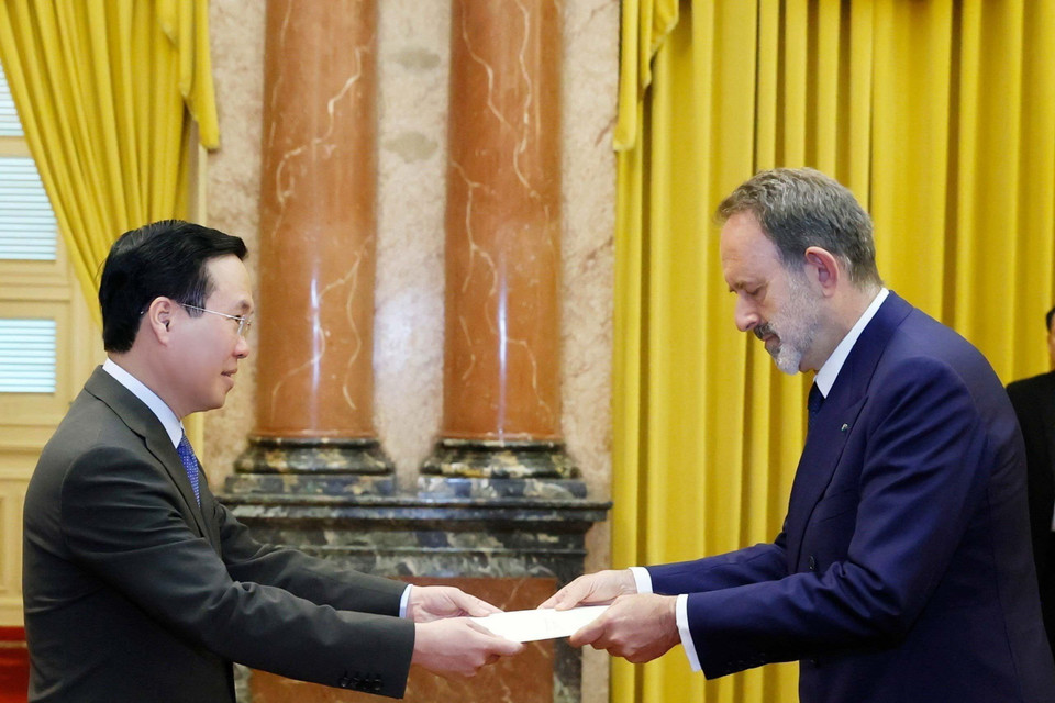 Chủ tịch nước Võ Văn Thưởng tiếp nhận Quốc thư của Đại sứ Cộng hòa Italy Marco Della Seta. (Ảnh: Thống Nhất/TTXVN)