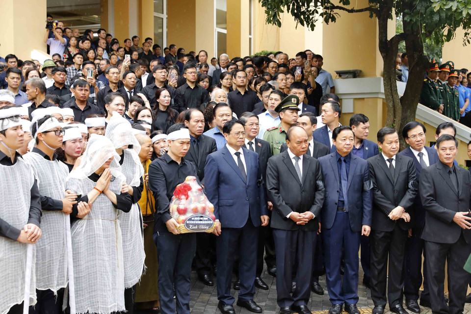 Thủ tướng Phạm Minh Chính, các lãnh đạo, nguyên lãnh đạo Đảng, Nhà nước và gia quyến tiễn đưa Phó Thủ tướng Lê Văn Thành. (Ảnh: Lâm Khánh/TTXVN)