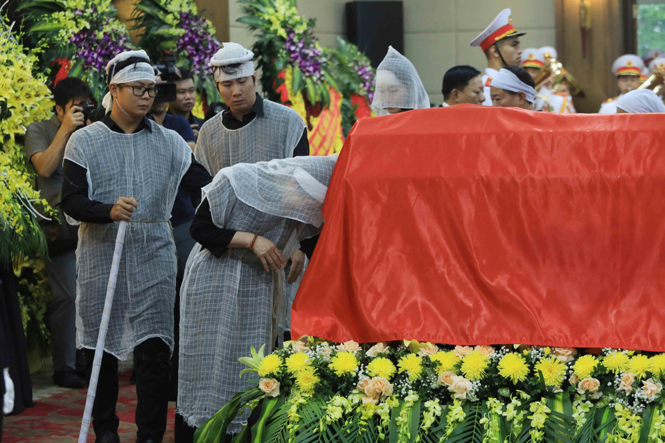 Gia quyến và người thân đi vòng quanh linh cữu Phó Thủ tướng Lê Văn Thành lần cuối. (Ảnh: An Đăng/TTXVN)