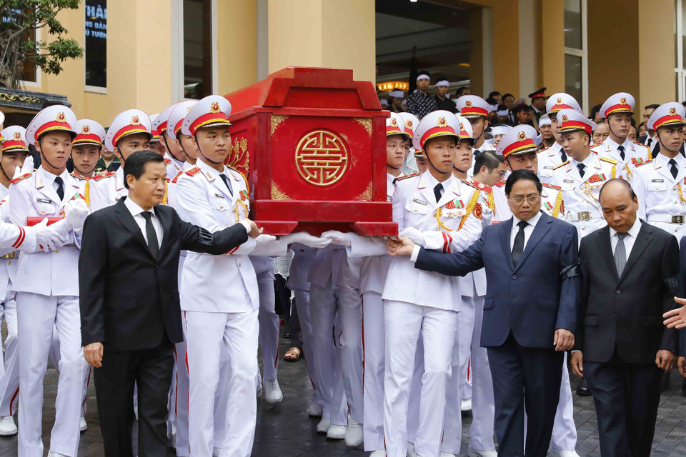 Thủ tướng Phạm Minh Chính và Phó Thủ tướng Lê Minh Khái và các đại biểu tại Lễ Di quan Phó Thủ tướng Lê Văn Thành. (Ảnh: An Đăng/TTXVN)
