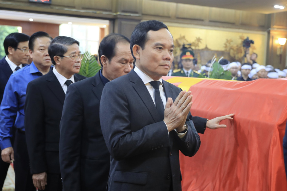 Các lãnh đạo, nguyên lãnh đạo Đảng, Nhà nước đi vòng quanh linh cữu Phó Thủ tướng Lê Văn Thành. (Ảnh: Lâm Khánh/TTXVN)
