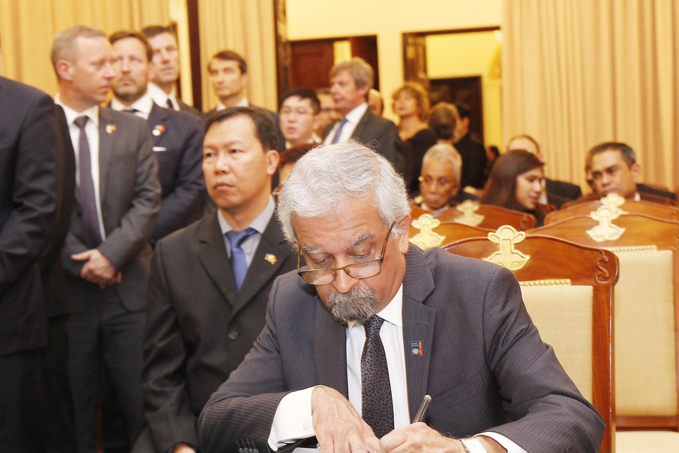 Điều phối viên thường trú Liên hợp quốc tại Việt Nam Kamal Malhotra ghi sổ tang tưởng nhớ nguyên Tổng Bí thư Đỗ Mười. (Ảnh: TTXVN)