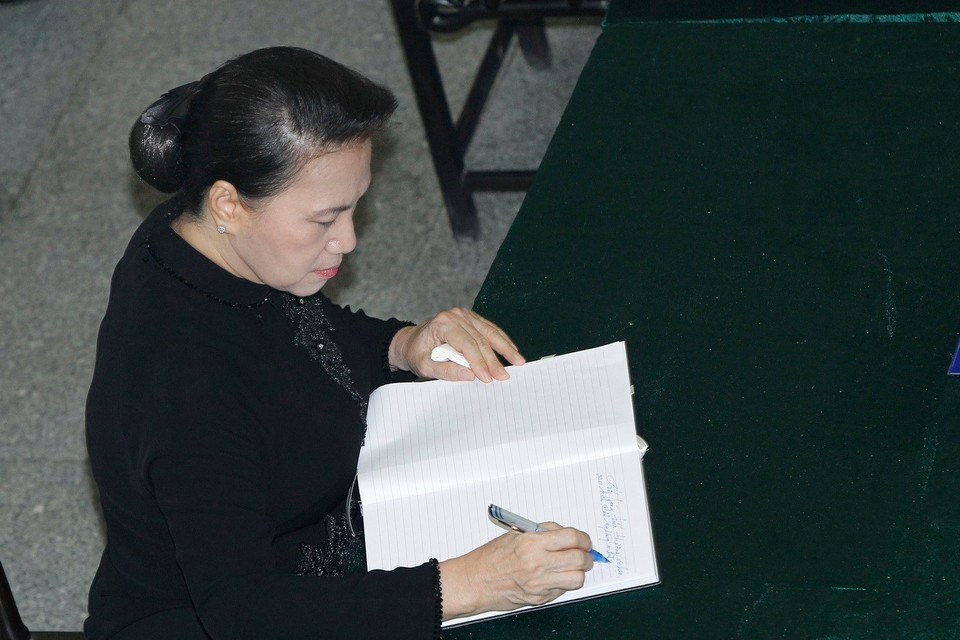 Chủ tịch Quốc hội Nguyễn Thị Kim Ngân ghi sổ tang tưởng nhớ nguyên Tổng Bí thư Đỗ Mười. (Ảnh: TTXVN)