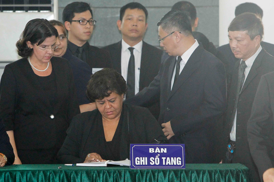 Bà Olga lidia Tapia Iglesia, Bí thư Trung ương Đảng, Trưởng Ban Khoa học, Giáo dục và Thể thao Trung ương Đảng Cộng sản Cuba ghi sổ tang tưởng nhớ nguyên Tổng Bí thư Đỗ Mười. (Ảnh: TTXVN)