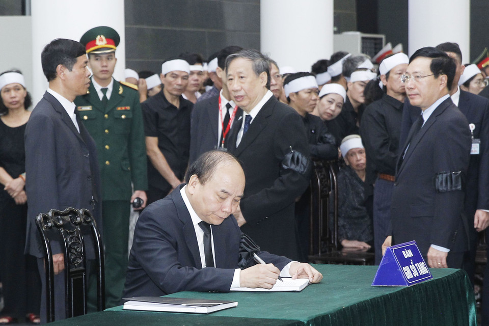 Thủ tướng Chính phủ Nguyễn Xuân Phúc ghi sổ tang tưởng nhớ nguyên Tổng Bí thư Đỗ Mười. (Ảnh: TTXVN)